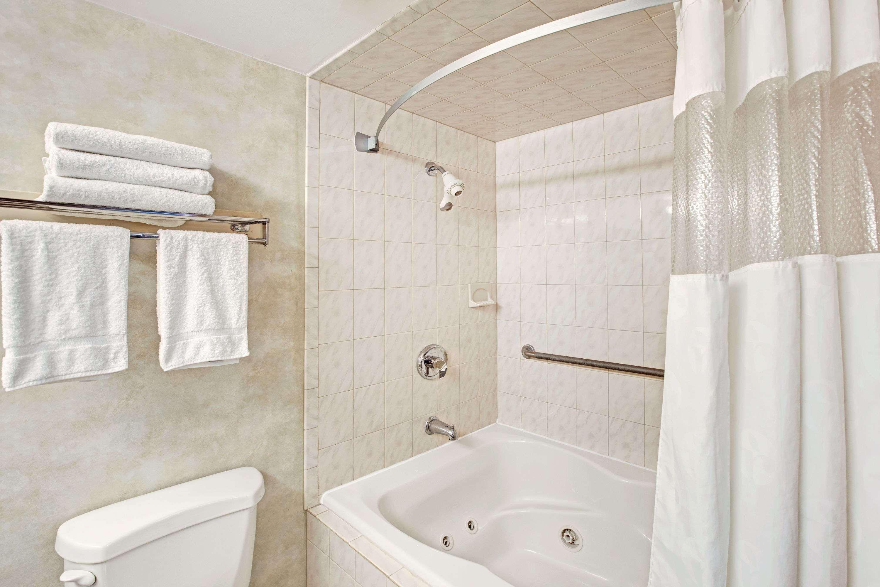 Ramada Inn Флемингтон Экстерьер фото